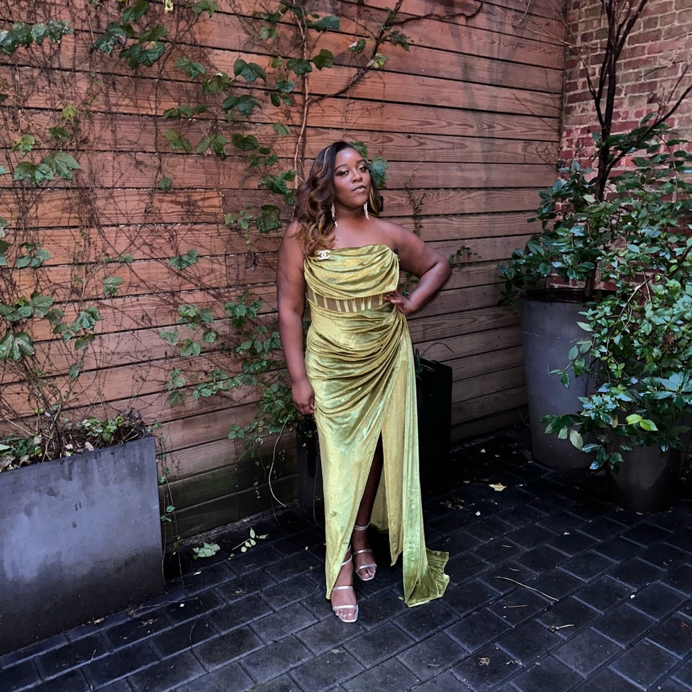 Stunning green dress.